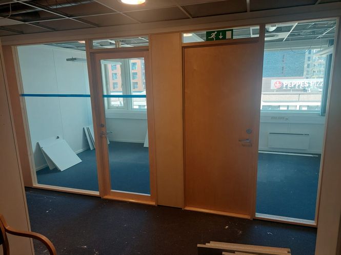 Hovedbilde Glassvegg med glassdør og sidefelt – 490 cm