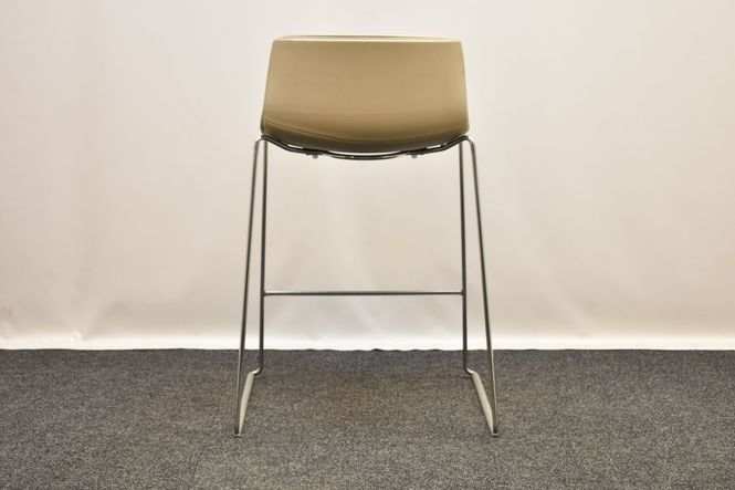 Hovedbilde Arper Catifa 46 i beige skinn / krom