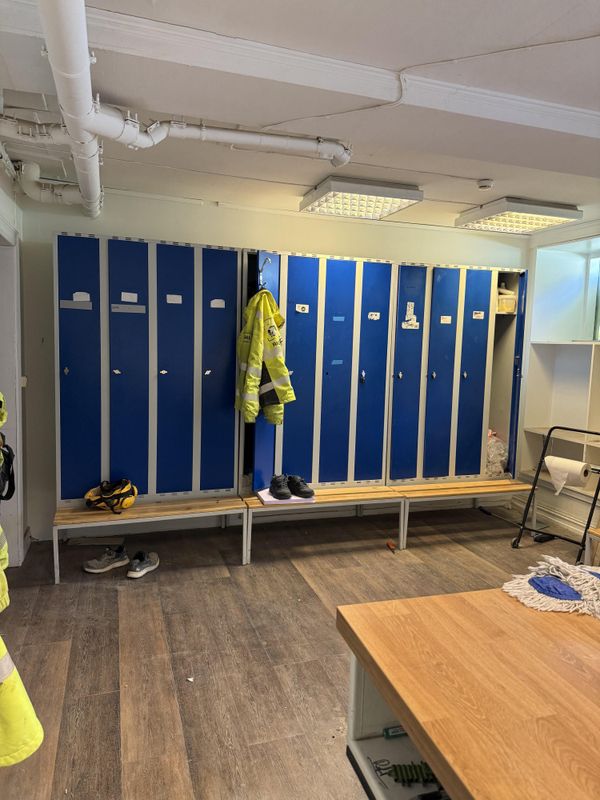 Sarpsborg metall garderobeskap 4 roms m/sittebenk, blå